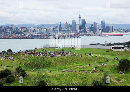 Auckland, Nuova Zelanda . 16 Marzo 2021. I locali si riuniscono per assistere alla 36° finale della Coppa America a Auckland, Nuova Zelanda, 16 marzo 2021. (COR36/Studio Borlenghi/Handout via Xinhua) Credit: Xinhua/Alamy Live News Foto Stock