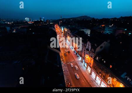 Vista aerea del traffico sulla strada nella città di Sarajevo Foto Stock