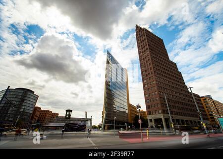 Vista ad angolo basso di Potsdamer Platz 11 e Kollhoff Tower in Potsdamer Platz Square, Berlino Foto Stock