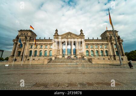 Vista dall'angolo basso del Reichstag Building contro il cielo nuvoloso, Berlino Foto Stock