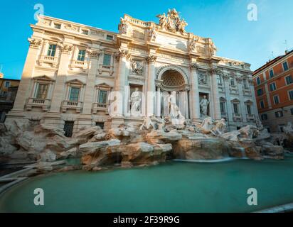 Vista ad angolo basso della Fontana di Trevi in Piazza di Trevi, Roma Foto Stock