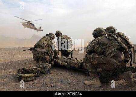 PRT Farah conduce l'addestramento di evacuazione medica con Charlie Co., 2-211esimo reggimento di aviazione alla base operativa anteriore Farah 130109 Foto Stock