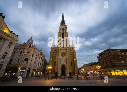 Vista ad angolo basso della Chiesa Cattolica Romana del Nome di Maria in Piazza della libertà, città di Novi Sad Foto Stock