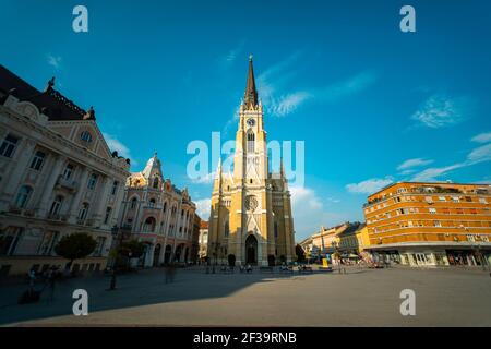 Vista ad angolo basso della Chiesa Cattolica Romana del Nome di Maria in Piazza della libertà, Novi Sad Foto Stock