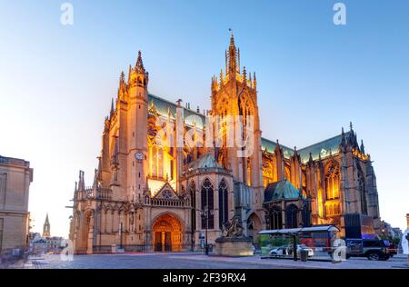 Metz (Francia nord-orientale): Cattedrale di Metz o Cattedrale di Santo Stefano ("cattedrale di Saint-Etienne-de-Metz") illuminata al tramonto, arte gotica Foto Stock