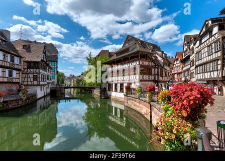 Strasburgo (Francia nord-orientale): La "Maison des Tanneurs" (Casa del Tanner) e case a graticcio lungo il canale Ill, quartiere di ‘Les Tanneurs Foto Stock