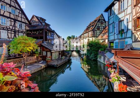 Colmar (Francia nord-orientale): Facciate di case a graticcio, case tradizionali alsaziane, vista dal ponte della strada "rue de Turenne" alo Foto Stock