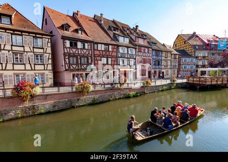 Colmar (Francia nord-orientale): Facciate di case a graticcio, case tradizionali alsaziane, banchina "quai de la Poissonnerie". Gita in barca lungo il fiume Foto Stock