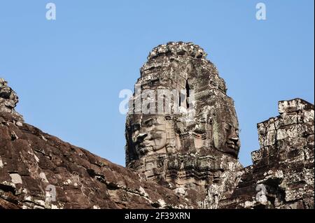 Le famose 'torri frontali' del tempio di Bayon, Angkor Thom, Cambogia. Gigantesche torri gotiche con l'immagine sorridente di Avalokiteshvara o Lokesvara. Foto Stock