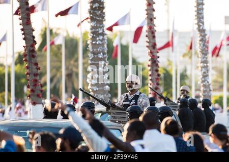 Doha, Qatar - 18 dicembre 2017: Esecuzione di militari in occasione della sfilata del giorno nazionale sulla Corniche. Foto Stock