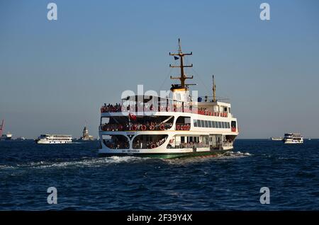 Crociera in barca con turisti in viaggio lungo il Bosforo. Istanbul, Turchia Foto Stock