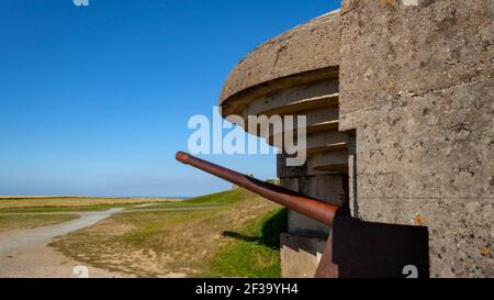 Longues-sur-Mer (Normandia, Francia nord-occidentale): Batteria d'artiglieria tedesca della seconda guerra mondiale (non disponibile per la produzione di cartoline) Foto Stock