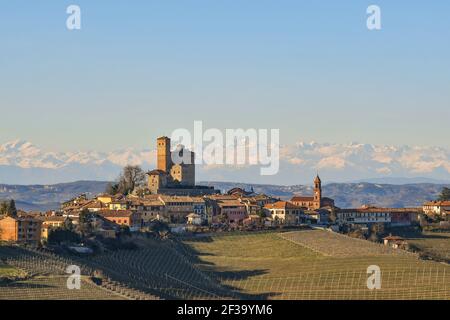 Vista sulle colline delle Langhe, patrimonio dell'umanità dell'UNESCO, con il borgo medievale di Serralunga d'Alba e le montagne delle Alpi, Cuneo, Piemonte, Italia Foto Stock