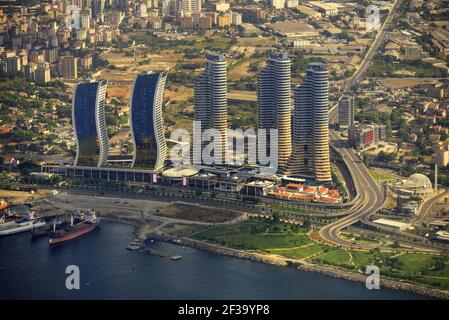 Vista aerea dei grattacieli di IstMarina e del centro commerciale AVM di fronte al Bosforo. Kartal, İstanbul, Turchia Foto Stock