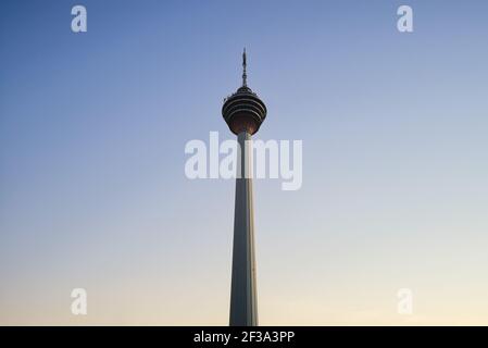 Kuala Lumpur Tower, nota anche come torre KL, a Kuala Lumpur, Malesia, al tramonto Foto Stock
