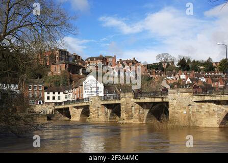 Ponte stradale sul fiume Severn a Bridgnorth, Shropshire, Inghilterra, Regno Unito. Foto Stock