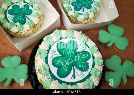 biscotti e torte prodotti per celebrare il giorno dei st patricks irlanda Foto Stock