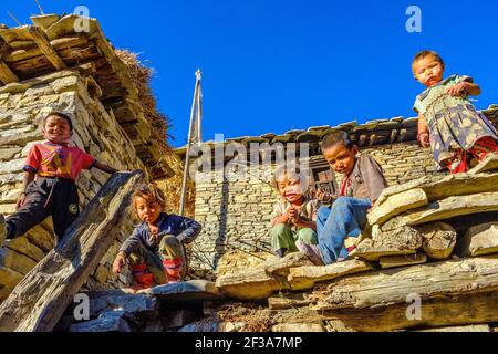 Bambini etnicamente tibetani nella regione del Nepal di Dolpo Foto Stock