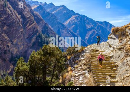 Trekking sul circuito di Dolpo trekking nel tipicamente tibetano Regione del Nepal occidentale di Dolpo Foto Stock