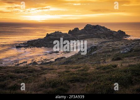 Una vista mozzafiato sul forte collina di Barona al tramonto, Porto do Son, Galizia (Spagna) Foto Stock