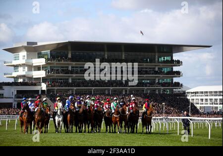 File foto datata 13-03-2020 dei corridori al Cheltenham Festival 2020. Data di emissione: Martedì 16 marzo 2021. Foto Stock