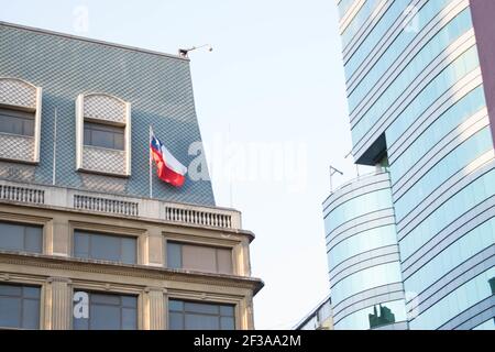 SANTIAGO, CILE - 04 luglio 2019: Vista degli edifici della città di Santiago, con una bandiera cilena su uno di essi Foto Stock