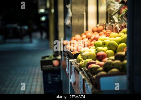 Frutta in mostra in strada Foto Stock