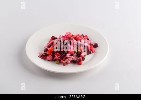 Vinaigrette insalata nazionale russa su bianco Foto Stock