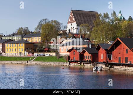 Porvoo, Finlandia - 7 maggio 2016: Centro storico di Porvoo, Finlandia. Paesaggio estivo con case in legno rosso sulla costa del fiume e la Cattedrale di Porvoo su un backgrou Foto Stock