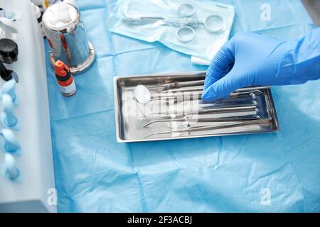 Utensile dentario per il prelievo manuale da vassoio in acciaio inox Foto Stock