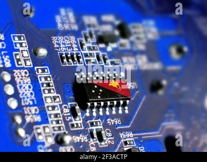 Scheda elettronica con microchip integrato e bandiera mostrata di Papua Nuova Guinea. Il concetto di moderne tecnologie informatiche. Foto Stock