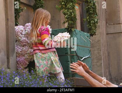 STOCCOLMA, SVEZIA - 20 GIUGNO 2010: Una bambina, con fiori fuori Storkyrkan nel centro storico di Stoccolma, il giorno dopo il matrimonio tra la Principessa Vittoria e il Principe Daniele. Foto Gippe Gustafsson Foto Stock