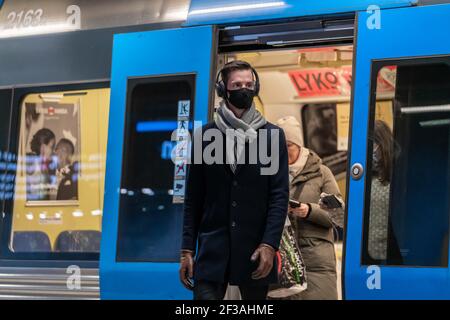 Valletta, Svezia. 10 Feb 2021. Un passeggero che indossa una maschera facciale scende da un treno della metropolitana a Stoccolma, Svezia, il 10 febbraio 2021. PER ANDARE CON XINHUA TITOLI di marzo 16 Credit: Wei Xuechao/Xinhua/Alamy Live News Foto Stock