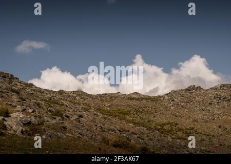 Paesaggio montano di altopiani e prati con contrasto dalle ombre delle nuvole Foto Stock