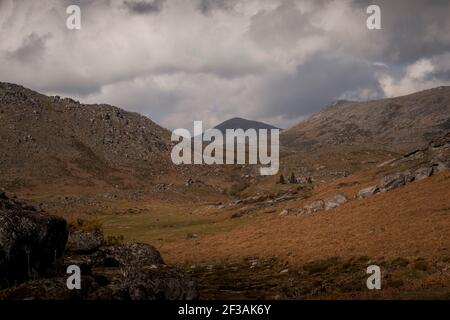 Paesaggio montano di altopiani e prati con contrasto dalle ombre delle nuvole Foto Stock