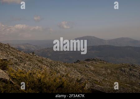 Paesaggio montano di altopiani e prati con contrasto dalle ombre delle nuvole Foto Stock