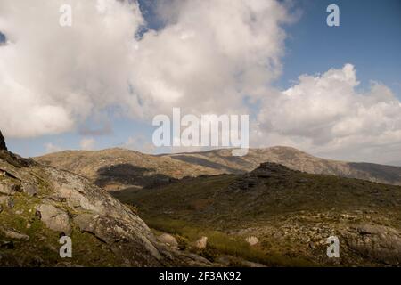 Paesaggio montano di altopiani e prati con contrasto dalle ombre delle nuvole Foto Stock