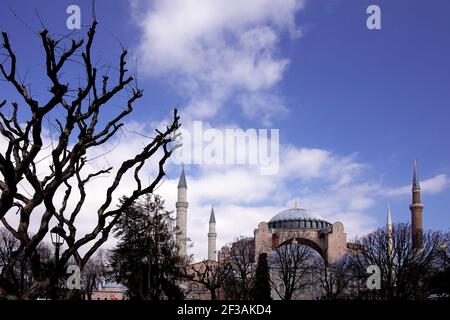 L'Hagia Sophia è l'ex cattedrale patriarcale greco ortodossa cristiana, più tardi una moschea imperiale ottomana e ora una moschea. Foto Stock
