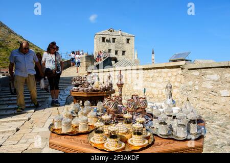 Mostra di souvenir al famoso Stari Most (ponte vecchio) a Mostar, Bosnia-Erzegovina. Foto Stock