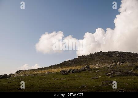 Paesaggio montano di altopiani e prati con contrasto dalle ombre delle nuvole Foto Stock