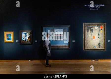 Londra, Regno Unito. 16 Marzo 2021. René Magritte, le mois des vendanges, dipinto nel 1959, stima : £10,000,000-15,000,000 con Joan Miró, Peinture, dipinto nel 1925, stima: £9,000,000-14,000,000 - dietro porte chiuse: I preparativi si svolgono a christie's in vista della vendita live del 20 ° secolo arte sera e l'arte della vendita surreale il 23 marzo credito: Guy Bell/Alamy Live News Foto Stock