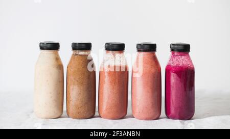 Frullati di frutta e verdura in bottiglia. Inserire il logo. Spazio di copia. Foto Stock