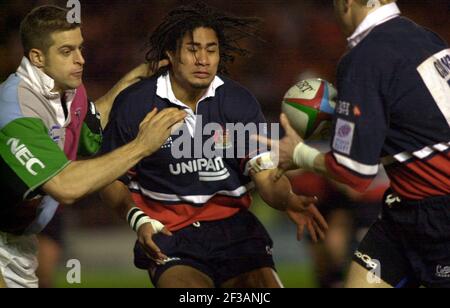 HARLEQUINS V GLOUCESTER AL STOOP 6/2/2001. TERRY FANOLUA PASSA A CHRIS CATLING NICK BURROWS (A SINISTRA) Foto Stock