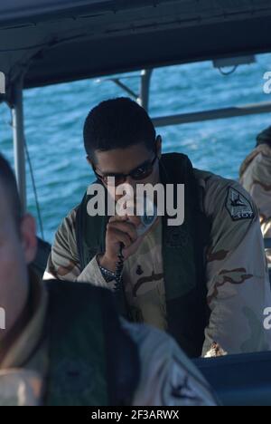 Chief Petty Officer Rich Schefano, guardia costiera, un coxswain tattico da Port Security Unit 307 di Clearwater, Fla., contatta la stazione di spedizione della Guardia Costiera mentre si trova in pattuglia a Guantanamo Bay, giugno 10. PSU 307 fornisce protezione marittima contro il terrorismo e la forza per le acque all'interno e intorno alla base navale degli Stati Uniti Guantanamo Bay e alla Joint Task Force Guantanamo. JTF Guantanamo conduce cure e custodia sicure e umane dei combattenti nemici detenuti. Il JTF conduce operazioni di interrogazione per raccogliere informazioni strategiche a sostegno della guerra globale contro il terrore, e sostiene le forze dell'ordine e. Foto Stock