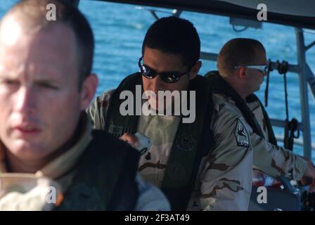 Chief Petty Officer Rich Schefano, guardia costiera, un coxswain tattico da Port Security Unit 307 di Clearwater, Fla., contatta la stazione di spedizione della Guardia Costiera mentre si trova in pattuglia a Guantanamo Bay, giugno 10. PSU 307 fornisce protezione marittima contro il terrorismo e la forza per le acque all'interno e intorno alla base navale degli Stati Uniti Guantanamo Bay e alla Joint Task Force Guantanamo. JTF Guantanamo conduce cure e custodia sicure e umane dei combattenti nemici detenuti. Il JTF conduce operazioni di interrogazione per raccogliere informazioni strategiche a sostegno della guerra globale contro il terrore, e sostiene le forze dell'ordine e. Foto Stock