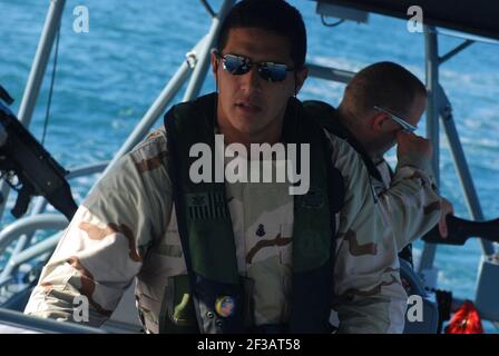 Chief Petty Officer Rich Schefano, guardia costiera, un coxswain tattico da Port Security Unit 307 di Clearwater, Fla., mans il timone mentre in pattuglia a Guantanamo Bay 10 giugno. PSU 307 fornisce protezione marittima contro il terrorismo e la forza per le acque all'interno e intorno alla base navale degli Stati Uniti Guantanamo Bay e alla Joint Task Force Guantanamo. JTF Guantanamo conduce cure e custodia sicure e umane dei combattenti nemici detenuti. Il JTF conduce operazioni di interrogatorio per raccogliere informazioni strategiche a sostegno della guerra globale contro il terrore, e sostiene le forze dell'ordine e le indagini sui crimini di guerra. J Foto Stock