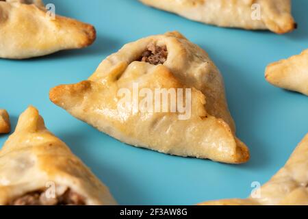 Fatayer medio-orientale tradizionale su sfondo blu Foto Stock