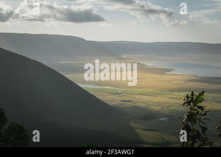 Vista panoramica della zona di conservazione di Ngorongoro in una giornata limpida dalla montagna. Tanzania, Africa. Foto Stock