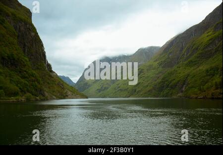 Una giornata al fiordo di Aurlandsfjord in Norvegia. Uno dei fiordi più pittoreschi del mondo. Foto Stock