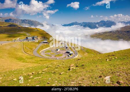 Panoramica dal picco Blanco situato sopra il passo di Envalira Al suo ingresso ad Andorra dalla Francia dove possiamo vedere un circuito di automobili e il Foto Stock